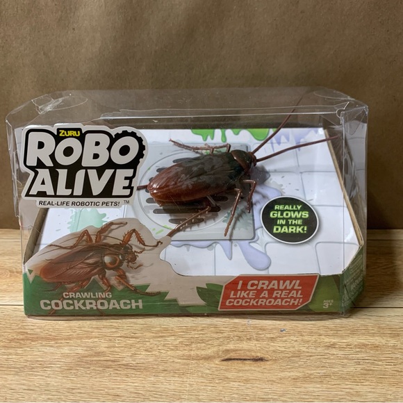 New! Zuru Robo Alive Crawling Cockroach Robotic Glows - Picture 1 of 6